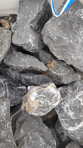 Kamenclub.ru: Черный мрамор скальник фр. 100-500 мм.  купить в Челябинске мрамор черный белый серый крупный колотый валун ландшафтный 8500 руб/т   фото КАМЕНЬ КЛУБ