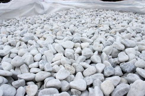 Kamenclub.ru: Мраморная крошка (щебень галтованный белый) фр.10-20 мм.  купить в Челябинске мрамор белый, молочный, айвори окатанный округлый декоративный ландшафтный щебень 17000 руб/т   фото КАМЕНЬ КЛУБ