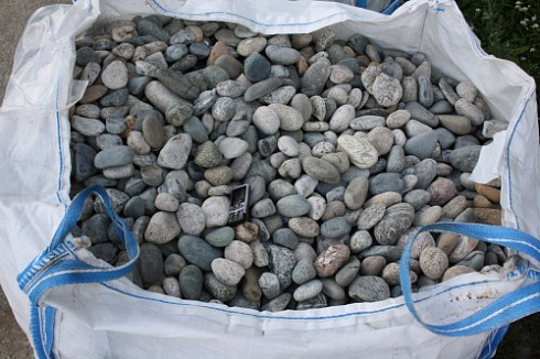 Kamenclub.ru: Галька речная окат (ассорти) фр. 50-100 мм. купить  в Челябинске галька природная округлая серая белая черная серая коричневая синяя галька речная окатанная округлая 6200 руб/т   фото КАМЕНЬ КЛУБ