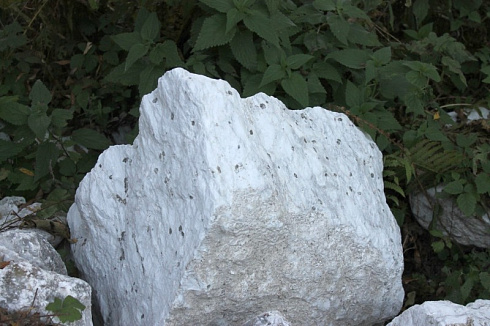 Kamenclub.ru: Мраморизированный известняк фр.500-1500 мм.  купить в Челябинске    10000 руб/т   фото КАМЕНЬ КЛУБ