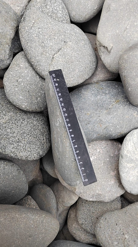 Kamenclub.ru: Галька речная плоская (темно-серая) фр. 70-150 мм. купить  в Челябинске галечник природный темно-серый серый синий речная плоская природная окатанная  9000 руб/т   фото КАМЕНЬ КЛУБ