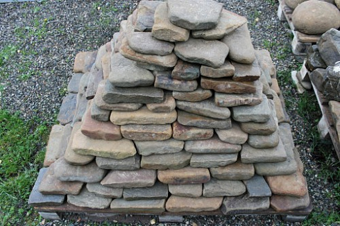 Kamenclub.ru: Песчаник галтованный для облицовки (фр. 2-5 см)  купить в Челябинске песчник рыжий желтый серый песчаник окатанный речной 6 000 руб/т   фото КАМЕНЬ КЛУБ