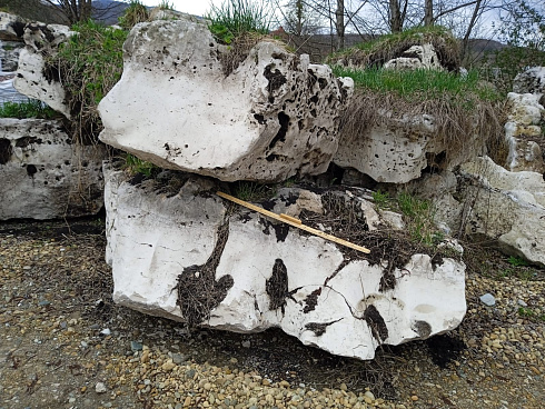 Kamenclub.ru: Выветренный известняк (степной) фр. 500-1500 мм.  купить в Челябинске    10000 руб/т   фото КАМЕНЬ КЛУБ