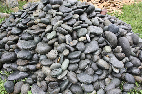 Kamenclub.ru: Темно-серый валунчик фр.100-300 мм.  купить в Челябинске крупный природный камень серый, темно-серый, светло-серый речная галька большого размера окатанная 4500 руб/т   фото КАМЕНЬ КЛУБ