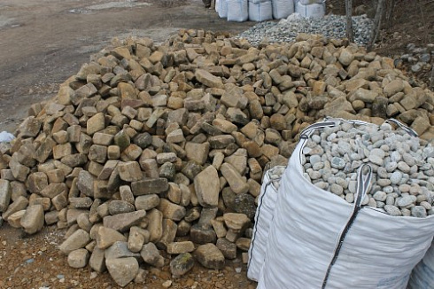 Kamenclub.ru: Песчаник для строительства и кладки блочный (фр 100-200 мм)  купить в Челябинске песчаник бежевый серый рыжий валун мелкий для строительства песчаник 6500 руб/т   фото КАМЕНЬ КЛУБ