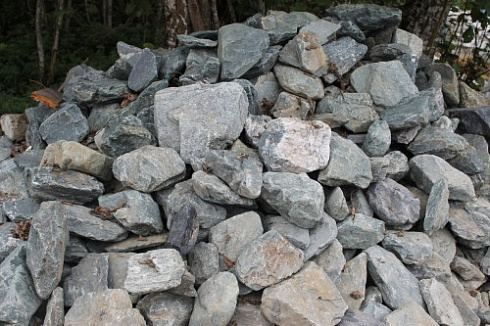 Kamenclub.ru: Гранит скальник (серо-зеленый) фр. 100-500 мм.  купить в Челябинске гранит зеленый, серый, салатовый крупный ландшафтный валун 6 000 руб/т   фото КАМЕНЬ КЛУБ