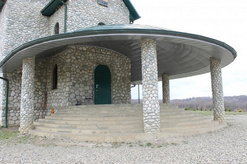 Kamenclub.ru: Галька речная плоская (бело-серая) фр. 100-200-300 мм. купить  в Челябинске галька речная плоская серый, белый, бело-серый, серо-белый речная галька плоская  9000 руб/т   фото КАМЕНЬ КЛУБ