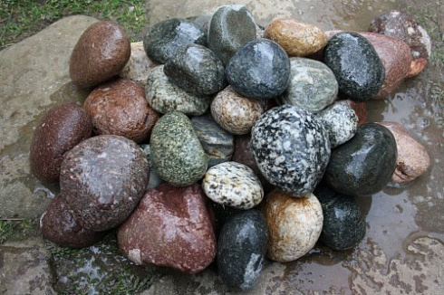 Kamenclub.ru: Галька окат (цветная картошка) фр. 50-100 мм. купить  в Челябинске галька природная окатанная серый белый цветной синий темно-серый коричневый округлый галечник окатанный 6800 руб/т   фото КАМЕНЬ КЛУБ