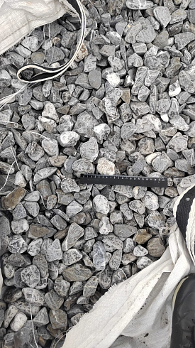 Kamenclub.ru: Щебень галтованный черный (мрамор) фр.40-70 мм.  купить в Челябинске мрамор черный с белыми прожилками, черный, белый щебень галтованный округлый 13500 руб/т   фото КАМЕНЬ КЛУБ