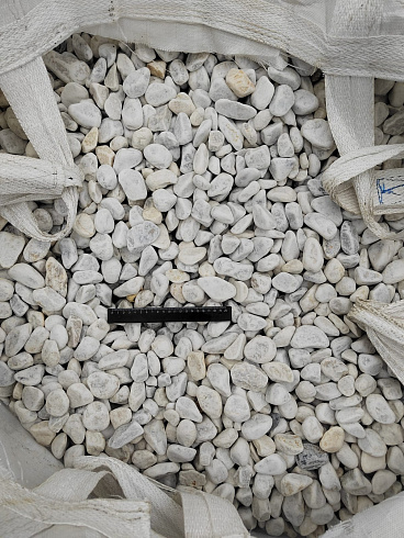 Kamenclub.ru: Мраморная крошка (щебень галтованный белый) фр.40-70 мм.  купить в Челябинске мрамор белый молочный айвори окатанный округлый природный камень 17000 руб/т   фото КАМЕНЬ КЛУБ