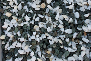 Kamenclub.ru: Мраморная крошка (щебень крошка микс: белый-зеленый) фр. 10-20 мм.  купить в Челябинске мрамор белый, зеленый каменная ландшафтная декоративная крошка щебня 9500 руб/т   фото КАМЕНЬ КЛУБ