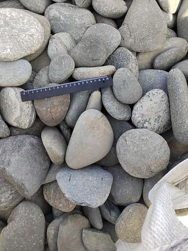 Kamenclub.ru: Галька речная плоская (серо-белая) фр. 70-120 мм. купить  в Челябинске галька галечник речной серый, белый окатанная плоская  природная галька 9000 руб/т   фото КАМЕНЬ КЛУБ