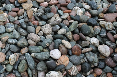 Kamenclub.ru: Галька речная окат (ассорти) фр. 50-100 мм. купить  в Челябинске галька природная округлая серая белая черная серая коричневая синяя галька речная окатанная округлая 6200 руб/т   фото КАМЕНЬ КЛУБ