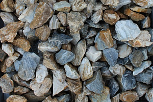 Kamenclub.ru: Мраморная крошка (щебень крошка медовый) фр. 20-40 мм.  купить в Челябинске мрамор бежевый рыжий желтый ландшафтная мраморная крошка 12000 руб/т   фото КАМЕНЬ КЛУБ