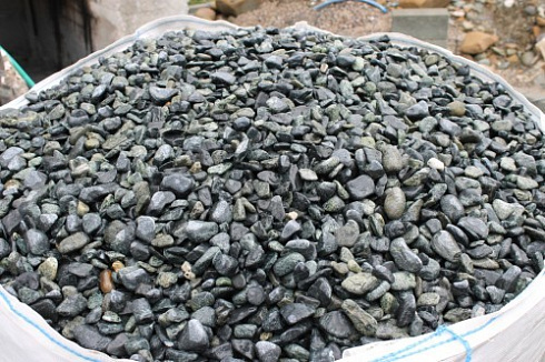 Kamenclub.ru: Щебень галтованный зеленый (змеевик) фр. 20-40 мм.  купить в Челябинске мрамор зеленый, салатовый оголтованный щебень мраморный 12500 руб/т   фото КАМЕНЬ КЛУБ