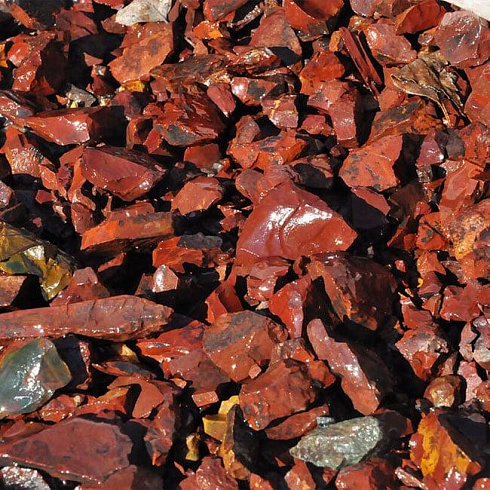 Kamenclub.ru: Щебень крошка красный (ЯШМА) фр. 5-10 мм.  купить в Челябинске крошка каменная яшмы красный, бордовый, темно-красный декоративная крошка ландшафтная каменная яшмоидная 8500 руб/т   фото КАМЕНЬ КЛУБ