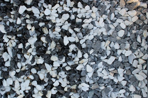 Kamenclub.ru: Мраморная крошка (щебень крошка микс : черный-белый) фр. 10-20 мм.  купить в Челябинске мрамор белый, черный каменная декоративная крошка ландшафтная 12000 руб/т   фото КАМЕНЬ КЛУБ