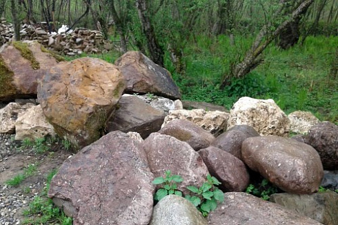 Kamenclub.ru: Конгломераты фр. 300-1000 мм.  купить в Челябинске кварц мрамор диабаз коричневый, серый зеленоватый речной валун крупный 6500 руб/т   фото КАМЕНЬ КЛУБ