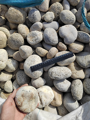 Kamenclub.ru: Галька речная окат (серо-белая) фр. 70-120 мм купить  в Челябинске галька галечник бело-серая, серо-белая, серая, белая речная природная галька  8000 руб/т   фото КАМЕНЬ КЛУБ