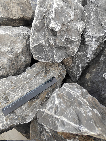 Kamenclub.ru: Черный мрамор скальник фр. 100-500 мм.  купить в Челябинске мрамор черный белый серый крупный колотый валун ландшафтный 8500 руб/т   фото КАМЕНЬ КЛУБ