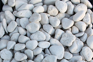 Kamenclub.ru: Щебень галтованный белый (мрамор) фр.5-10 мм.  купить в Челябинске мрамор белый, айвори, молочный каменная мраморная декоративная ландшафтная крошка 17000 руб/т   фото КАМЕНЬ КЛУБ