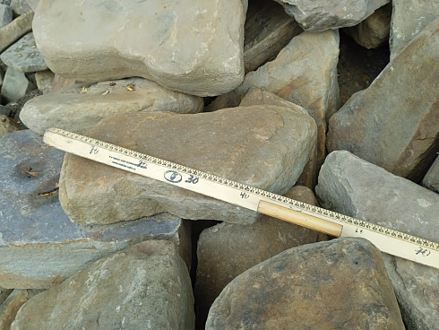 Kamenclub.ru: Песчаник для мощения дорожек, площадок, парковок ( фр 5-10 см)  купить в Челябинске песчаник  серый желтый коричневый рыжий песчаник оголтованный окатанный 6500 руб/т   фото КАМЕНЬ КЛУБ