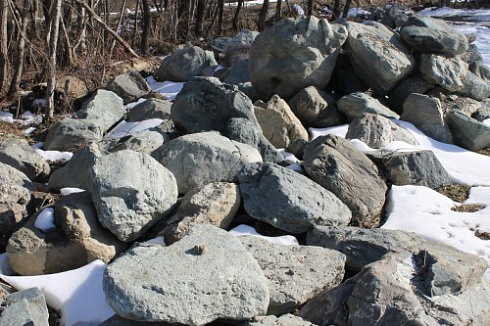 Kamenclub.ru: Гранит скальник (серо-зеленый) фр. 500-1500 мм.  купить в Челябинске гранит мрамор  серый зеленый темно-серый глыба скальная колотая ландшафтная 7 500 руб/т   фото КАМЕНЬ КЛУБ