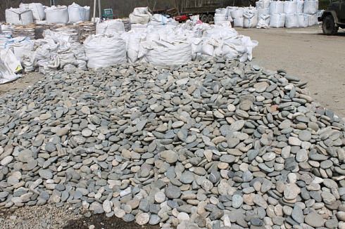 Kamenclub.ru: Галька речная плоская (серо-белая) фр. 70-120 мм. купить  в Челябинске галька галечник речной серый, белый окатанная плоская  природная галька 9000 руб/т   фото КАМЕНЬ КЛУБ