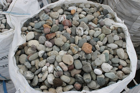 Kamenclub.ru: Галька окат (цветная картошка) фр. 50-100 мм. купить  в Челябинске галька природная окатанная серый белый цветной синий темно-серый коричневый округлый галечник окатанный 6800 руб/т   фото КАМЕНЬ КЛУБ