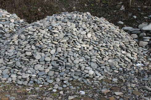 Kamenclub.ru: Галька речная плоская (ассорти) фр. 70-150 мм. купить  в Челябинске галька галечник серый белый темно-серый синий светло-серый плоская природная галька  9000 руб/т   фото КАМЕНЬ КЛУБ