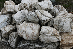 Kamenclub.ru: Мраморизированный известняк фр. 100-500 мм.  купить в Челябинске известняк серый белый темно-серый сероватый валун природного образования окатанный 10500 руб/т   фото КАМЕНЬ КЛУБ