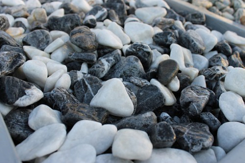 Kamenclub.ru: Мраморная крошка (щебень галтованный микс:: белый-черный) фр.20-40 мм  купить в Челябинске мрамор белый, черный мраморный галтованный щебень 15500 руб/т   фото КАМЕНЬ КЛУБ