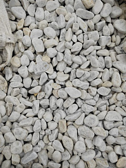 Kamenclub.ru: Мраморная крошка (щебень галтованный белый) фр.40-70 мм.  купить в Челябинске мрамор белый молочный айвори окатанный округлый природный камень 17000 руб/т   фото КАМЕНЬ КЛУБ