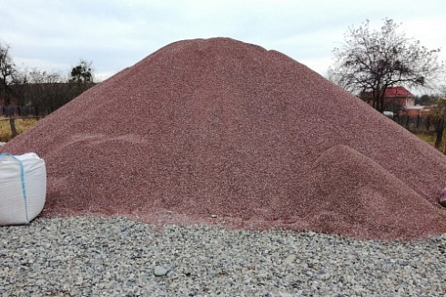 Kamenclub.ru: Мраморная крошка (щебень крошка розовый) фр. 5-10 мм.  купить в Челябинске мрамор розовый, красный щебень колотый ландшафтный декоративный  11000 руб/т   фото КАМЕНЬ КЛУБ