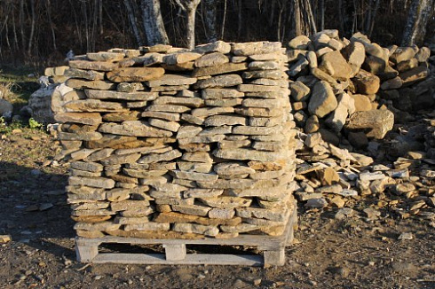 Kamenclub.ru: Песчаник колотый для облицовки (фр. 2-3 см)  купить в Челябинске песчаник бежевый серый рыжий песчаник строительный 5000 руб/т   фото КАМЕНЬ КЛУБ