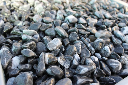 Kamenclub.ru: Щебень галтованный черный (мрамор) фр.10-20 мм.  купить в Челябинске мрамор черный с белыми прожилками, черный, белый окатанный округлый ландшафтный декоративный щебень 15000 руб/т   фото КАМЕНЬ КЛУБ