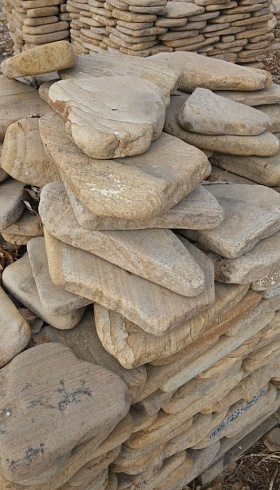 Kamenclub.ru: Песчаник пластушка галтованный желтый с рисунком (3 см)  купить в Челябинске плитняк - пластушка желтый песчаник 21000 руб/м3   фото КАМЕНЬ КЛУБ