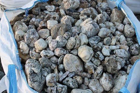 Kamenclub.ru: Кварцевый валунчик фр.100-300 мм.  купить в Челябинске кварц белый, бежевый молочный рыжий крупный природный камень галечник 7850 руб/т   фото КАМЕНЬ КЛУБ