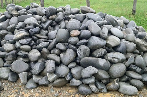 Kamenclub.ru: Темно-серый валунчик фр.100-300 мм.  купить в Челябинске крупный природный камень серый, темно-серый, светло-серый речная галька большого размера окатанная 4500 руб/т   фото КАМЕНЬ КЛУБ