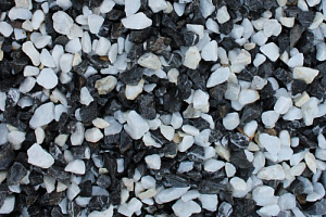 Kamenclub.ru: Мраморная крошка (щебень крошка микс : черный-белый) фр. 10-20 мм.  купить в Челябинске мрамор белый, черный каменная декоративная крошка ландшафтная 12000 руб/т   фото КАМЕНЬ КЛУБ
