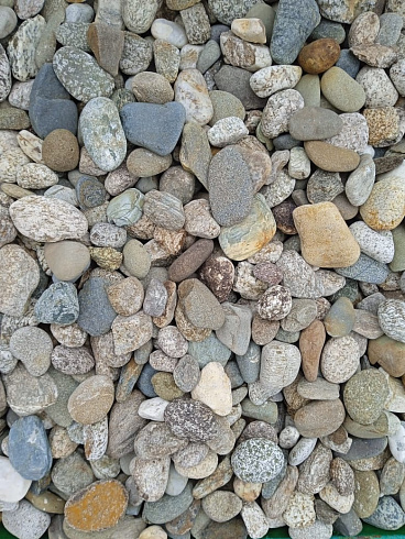 Kamenclub.ru: Галька горная речная окат (цветная) фр. 20-40 мм. купить  в Челябинске галька речная серый синий бежевый белый окатанная речная галька ландшафтная 6800 руб/т   фото КАМЕНЬ КЛУБ
