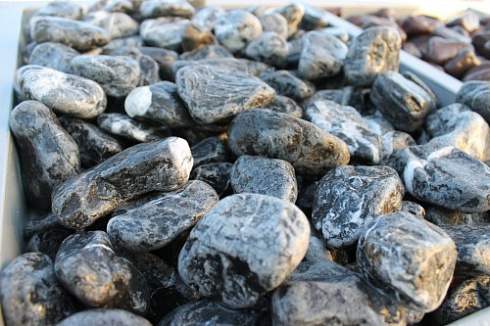 Kamenclub.ru: Щебень галтованный черный (мрамор) фр. 50-100 мм.  купить в Челябинске мрамор черный с белыми прожилками щебень ландшафтный мраморный 15000 руб/т   фото КАМЕНЬ КЛУБ