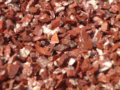 Kamenclub.ru: Щебень крошка красный (ЯШМА) фр. 10-20 мм.  купить в Челябинске яшма красный, бордовый, оранжевый, рыжий декоративный каменный ландшафтный щебень колотый 9000 руб/т   фото КАМЕНЬ КЛУБ