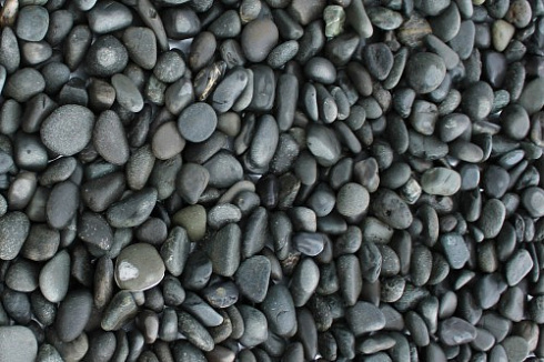 Kamenclub.ru: Галька речная окат (темно-серая) фр. 70-150 мм. купить  в Челябинске галька речная темно-серая, синяя, серая речная галька округлая  8000 руб/т   фото КАМЕНЬ КЛУБ