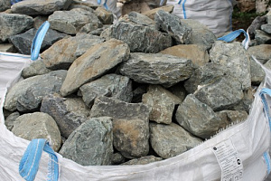 Kamenclub.ru: Гранит скальник (серо-зеленый) фр. 100-500 мм.  купить в Челябинске гранит зеленый, серый, салатовый крупный ландшафтный валун 6 000 руб/т   фото КАМЕНЬ КЛУБ