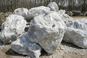 Kamenclub.ru: Мраморизированный известняк фр.500-1500 мм.  купить в Челябинске    10000 руб/т   фото КАМЕНЬ КЛУБ