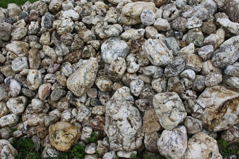 Kamenclub.ru: Кварцевый валунчик фр.100-300 мм.  купить в Челябинске кварц белый, бежевый молочный рыжий крупный природный камень галечник 7850 руб/т   фото КАМЕНЬ КЛУБ