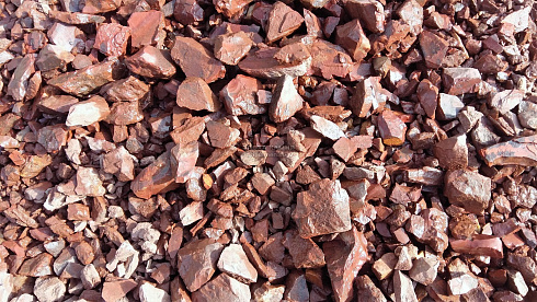 Kamenclub.ru: Щебень крошка красный (ЯШМА) фр. 20-40 мм.  купить в Челябинске яшма красный, бордовый декоративный ландшафтный щебень 9000 руб/т   фото КАМЕНЬ КЛУБ