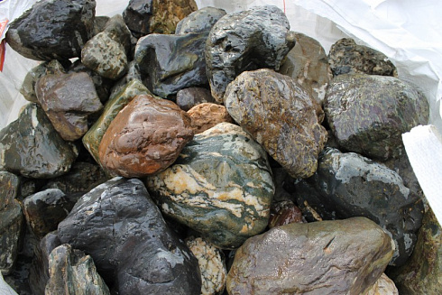 Kamenclub.ru: Ландшафтные валунчики фр.100-500 мм.  купить в Челябинске крупный природный камень серый, темно-серый, светло-серый речной валун крупный 4800 руб/т   фото КАМЕНЬ КЛУБ