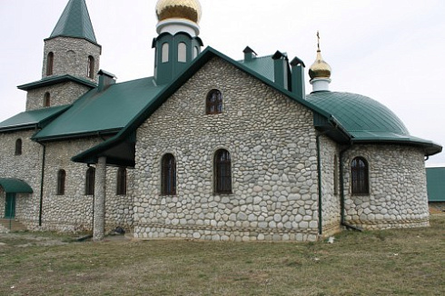 Kamenclub.ru: Галька речная плоская (бело-серая) фр. 100-200-300 мм. купить  в Челябинске галька речная плоская серый, белый, бело-серый, серо-белый речная галька плоская  9000 руб/т   фото КАМЕНЬ КЛУБ